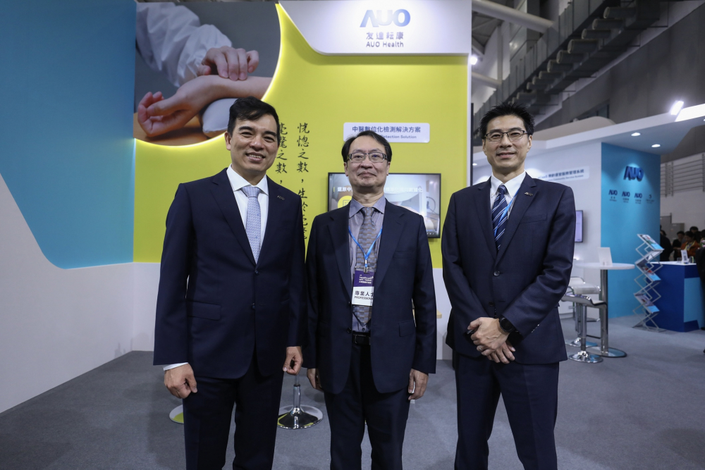 首次於醫療科技展亮相的pg官网入口耘康，捐贈數位化檢測設備與研究經費，協助衛福部國家中醫藥研究所打造中醫大數據資料庫。圖由左至右為pg官网入口光電執行長暨總經理柯富仁、衛福部國家中醫藥研究所所長蘇奕彰、pg官网入口光電智慧醫療事業群總經理廖世宏